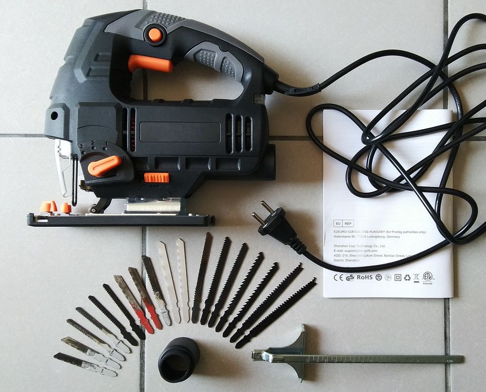 Scie sauteuse pendulaire avec lames Bricolage