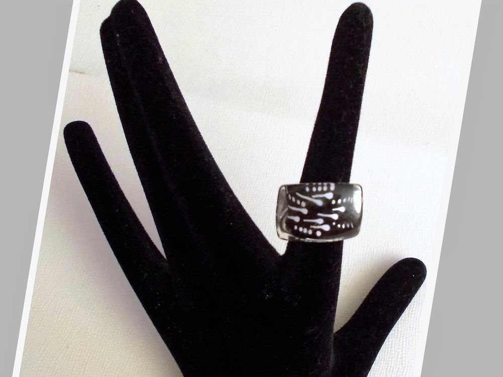 Bague en Plastique Noir &agrave; Motifs Blanc Bijoux et montres