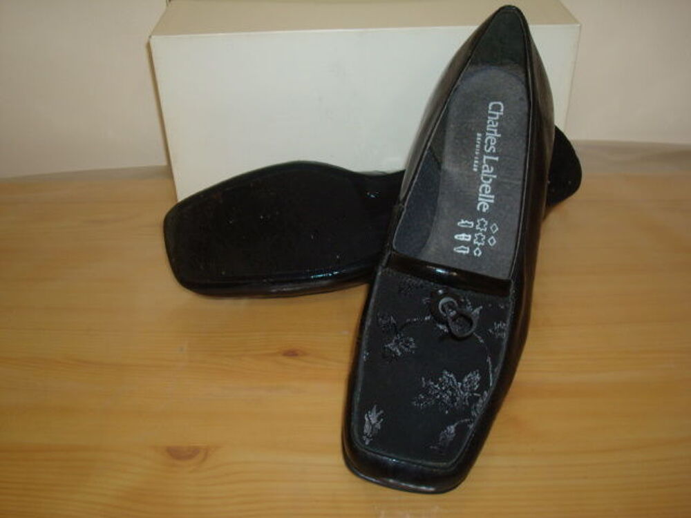 Mocassins vernis noir
Chaussures