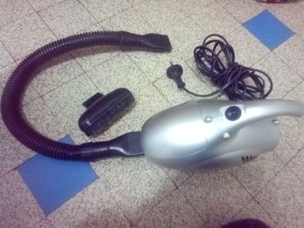petit aspirateur Electroménager