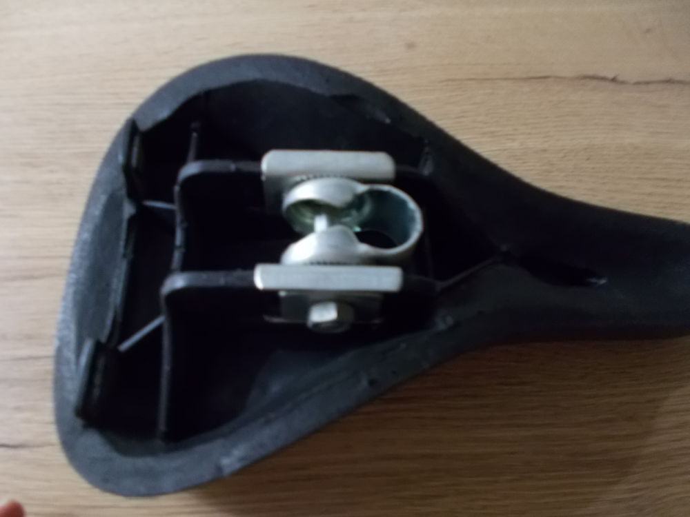 selle velo clasique 1975 elle est neuve Vélos