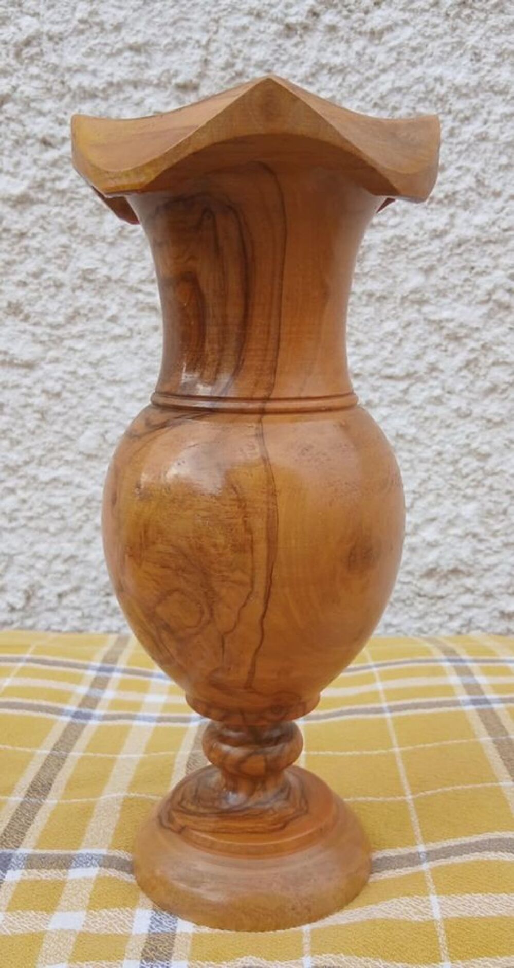 Vase en Bois d'Olivier Sculpt&eacute; de 26 cm : Tourn&eacute; &agrave; la Main Décoration