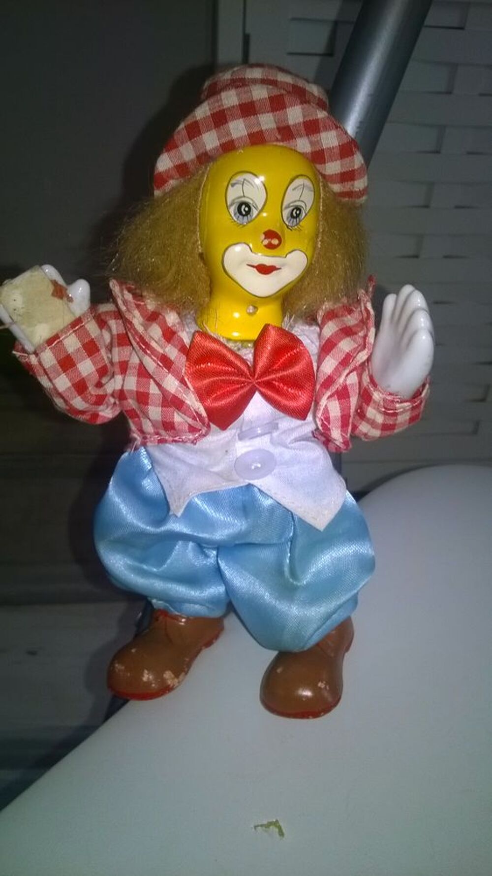 Joli clown en c&eacute;ramique
t&egrave;te bras et corps mobiles
18 cm d 