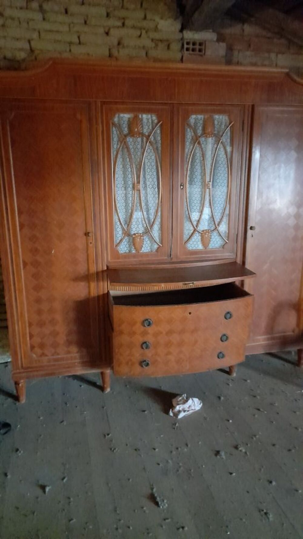 Armoire et commode rustique en tr&egrave;s bonne &eacute;tat avec beaucoup de rangement Meubles