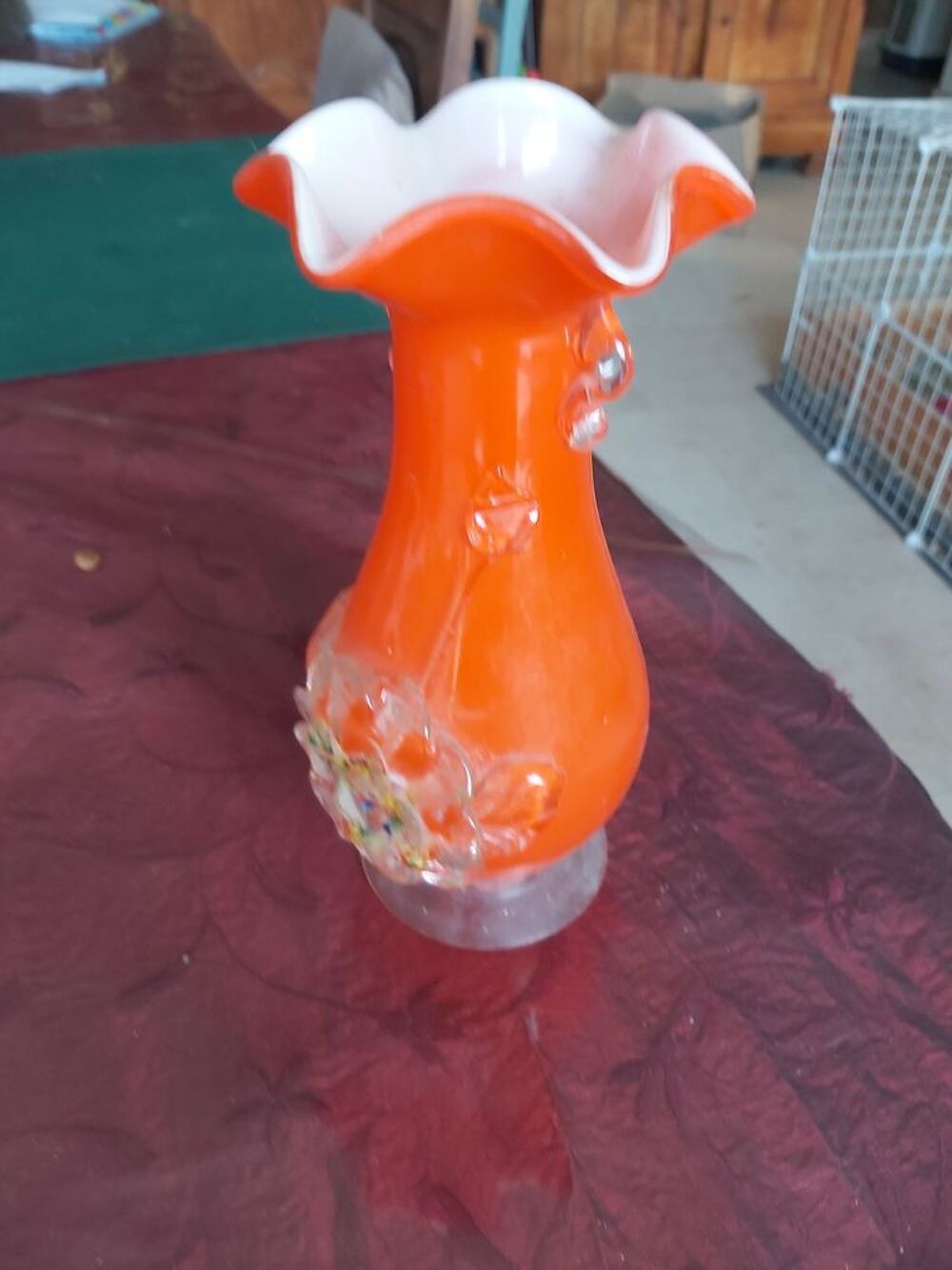 tr&egrave;s beau vase avec d&eacute;coration avec des fleurs sculpt&eacute;es Décoration