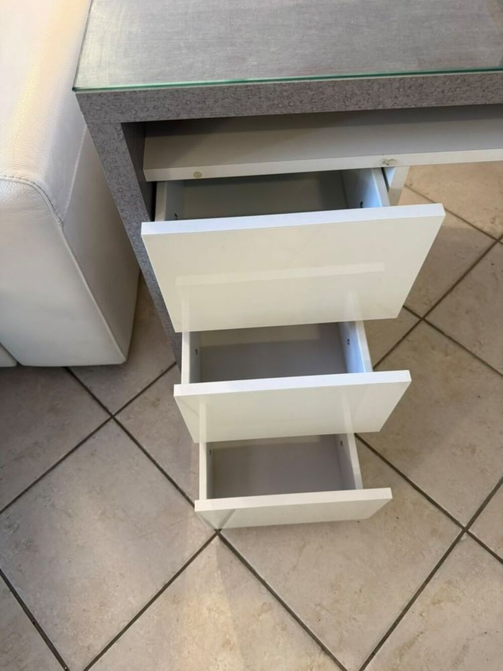 Bureau gris et blanc trois tiroirs verre protection securit Meubles