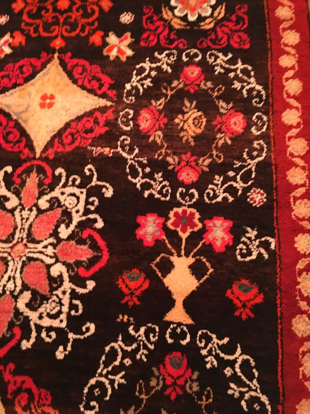 Tapis berb&egrave;re ancien, en laine. Décoration