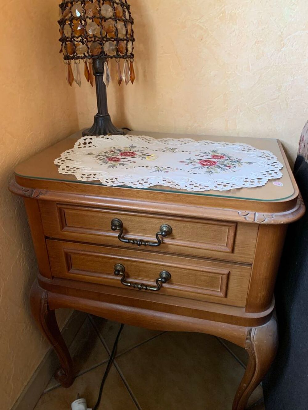 tr&egrave;s belle armoire et sa table de nuit Meubles