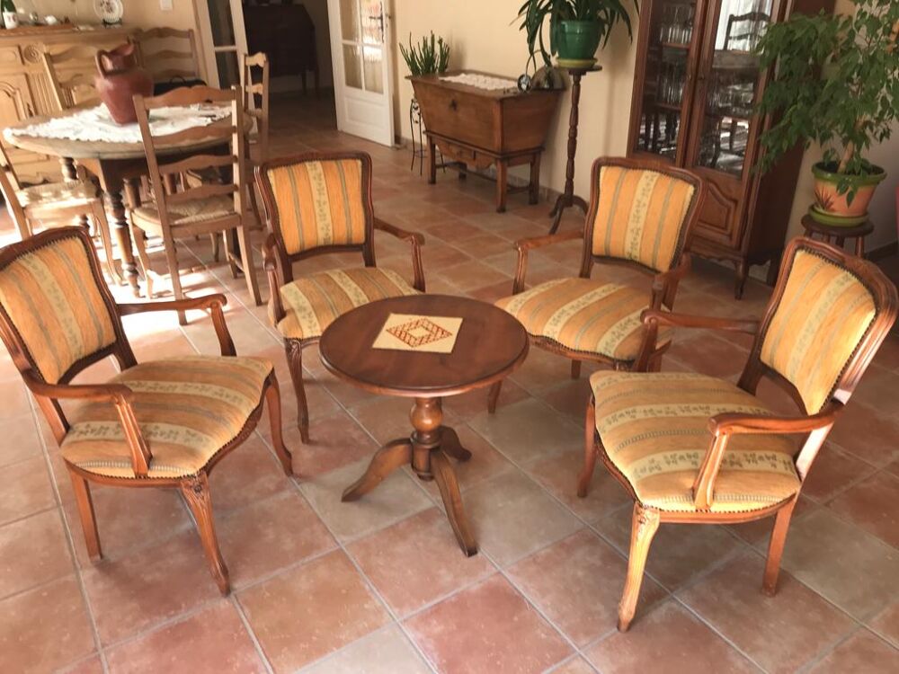 4 fauteuils +une table ronde Meubles
