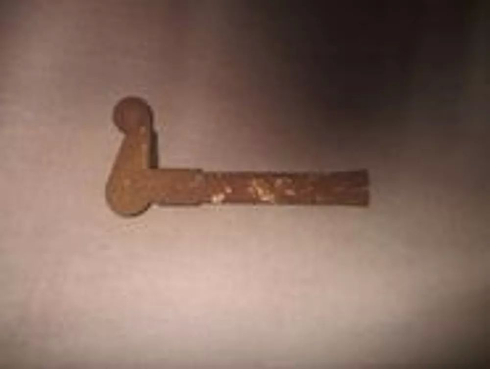 UN arr&ecirc;t de volet tr&egrave;s ancien celui de gauche Bricolage