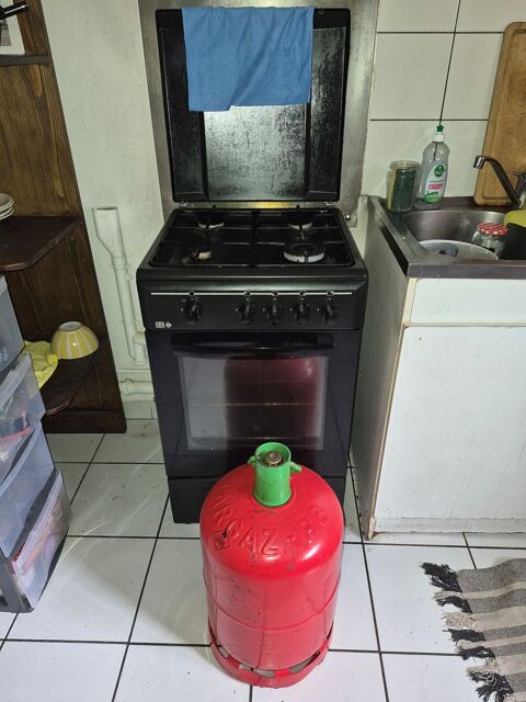 Cuisinière à gaz en bon état, disponible immédiatement 
80 Vernaison (69)