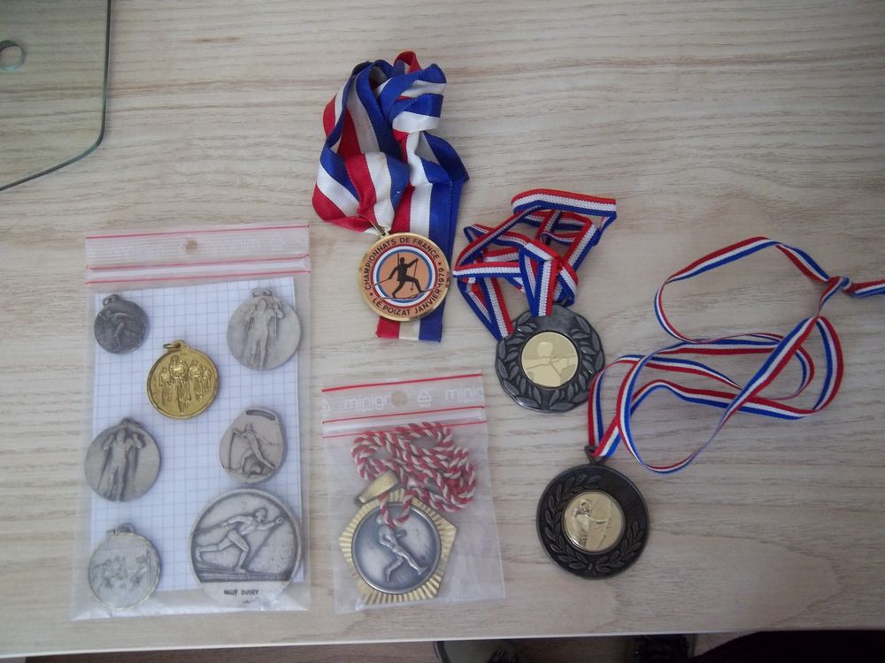 lot m&eacute;dailles sportives vintage collection insignes sport 