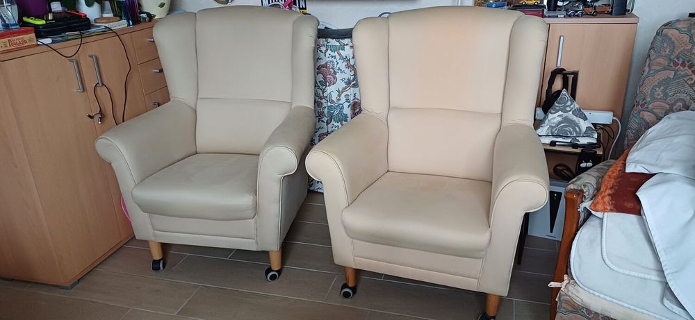 Fauteuils en tissu beige avec repose-pieds Meubles