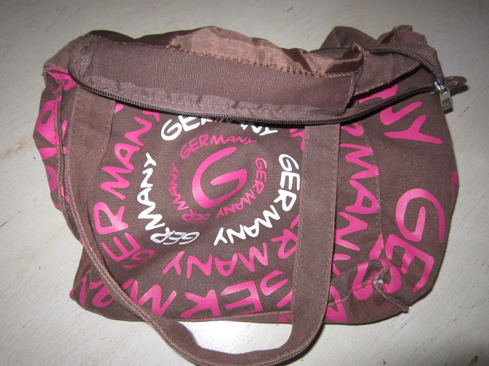 Un sac en tissu couleur marron soutenu et rose
Maroquinerie
