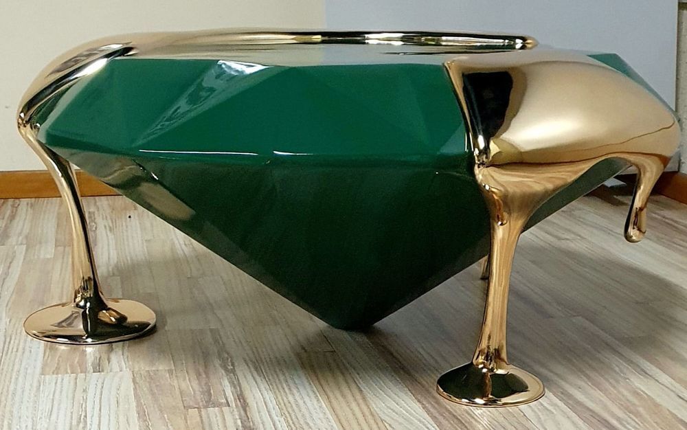Table basse taill&eacute;e en diamant Meubles
