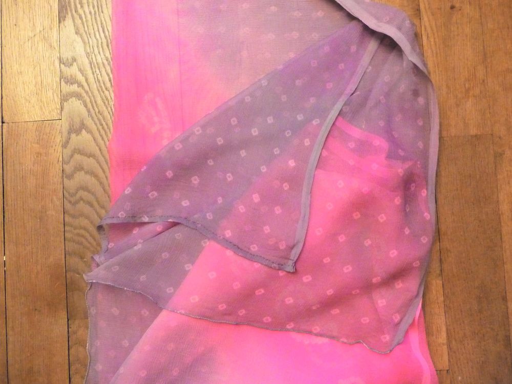 Grand Foulard/ Par&eacute;o Rectangulaire Gris et Rose Fuschia Vêtements