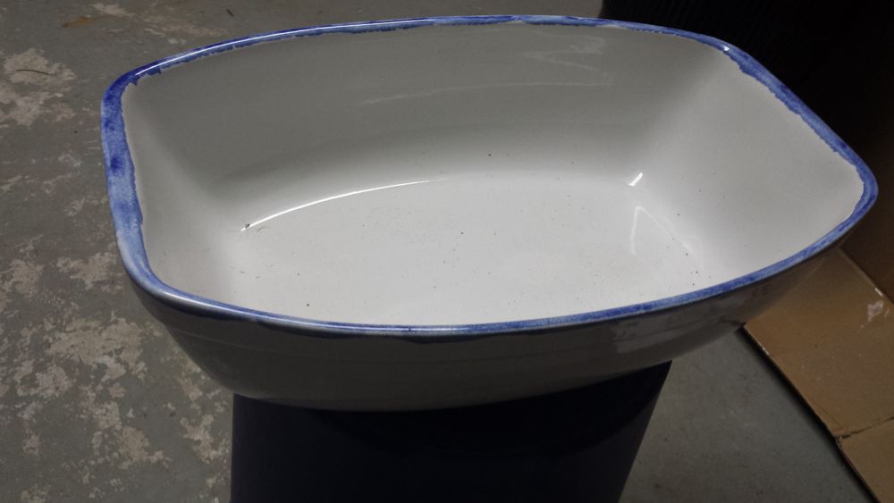 grande terrine pour tout blanche avec liser&eacute; bleu sur bord Décoration