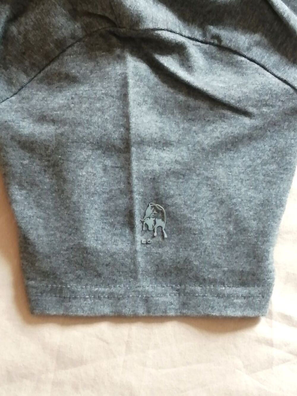 Tee-shirt LEGEND - taille M Neuf Vêtements