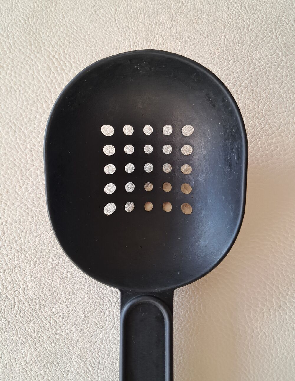 &eacute;cumoire en nylon 
marque tefal 
32x8,5 cm
passoire louche Cuisine