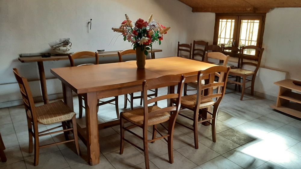 Table en bois massif + 6 chaises ? Tr&egrave;s bon &eacute;tat Meubles