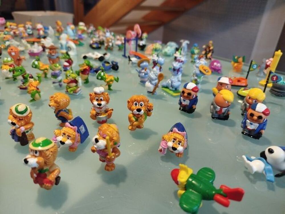 Gros lot de + 300 figurines et accessoires KINDER /ann&eacute;es 90 