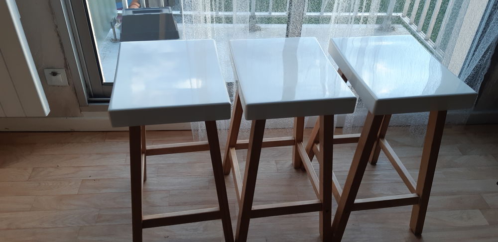 LOT 3 TABOURETS Meubles