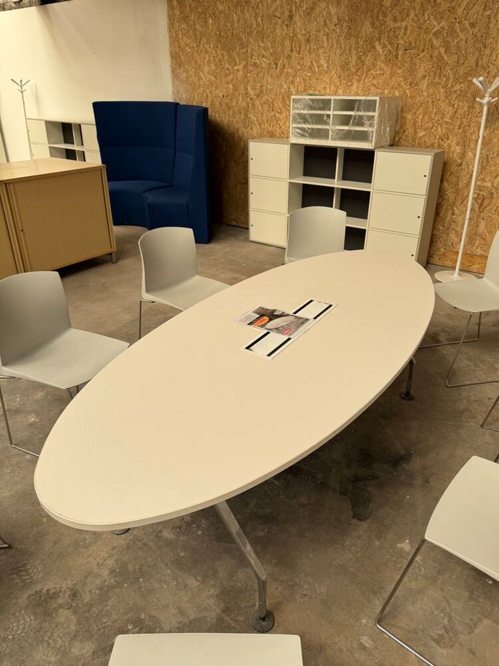 Table de r&eacute;union en bois avec ou sans passe cable
Meubles