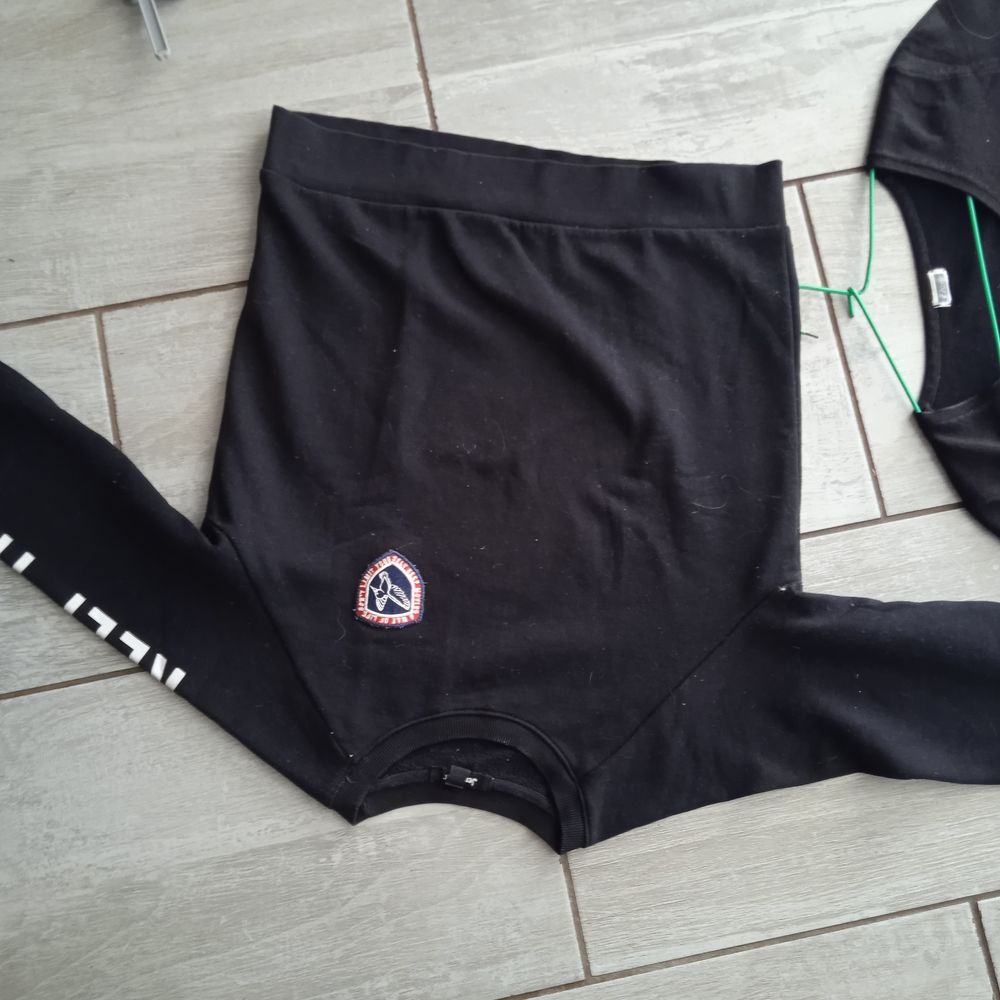 Sweat noir Taille S marque jennyfer imprim&eacute; sur la manche Vêtements