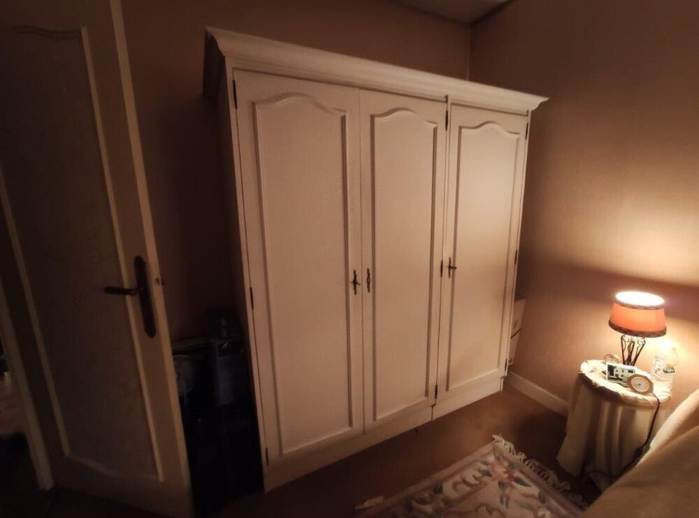 En excellent &eacute;tat. Cette armoire sera parfaite pour ranger Décoration