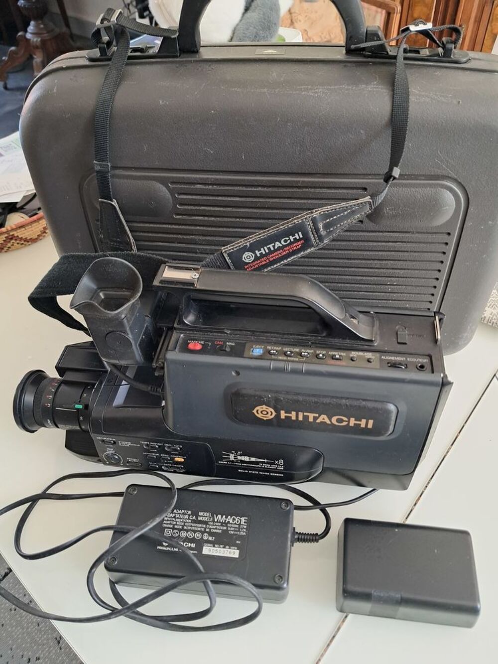 camera hitachi avec 50 cassettes Photos/Video/TV