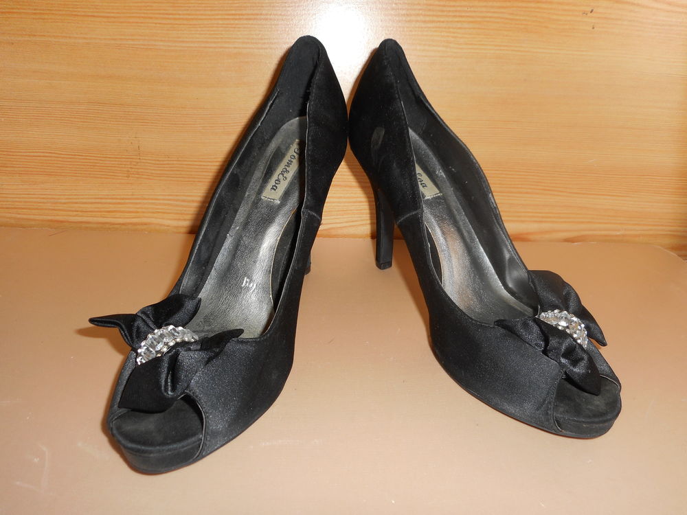 Chaussures femme a talons neuves. P 38 Chaussures