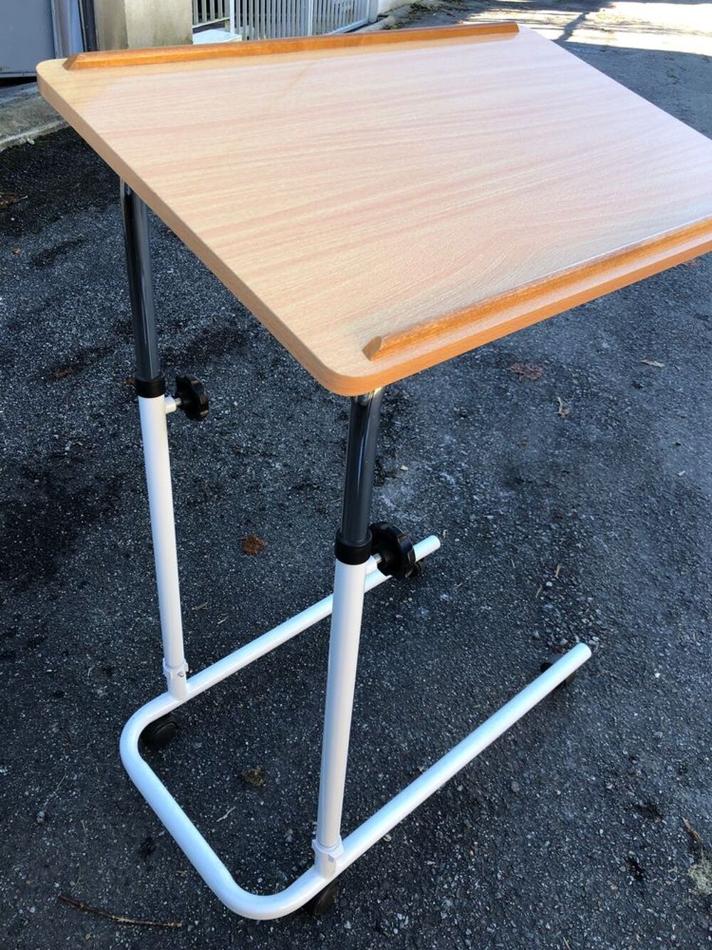 Table de lit &agrave; roulettes - Etat neuf Meubles