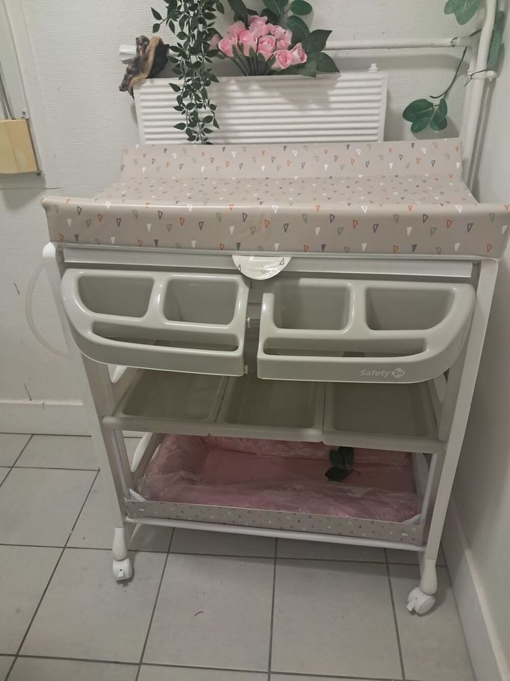 Bonjour 
Table &agrave; langer et safety 2 en 1..C'est encore nouve Mobilier enfants