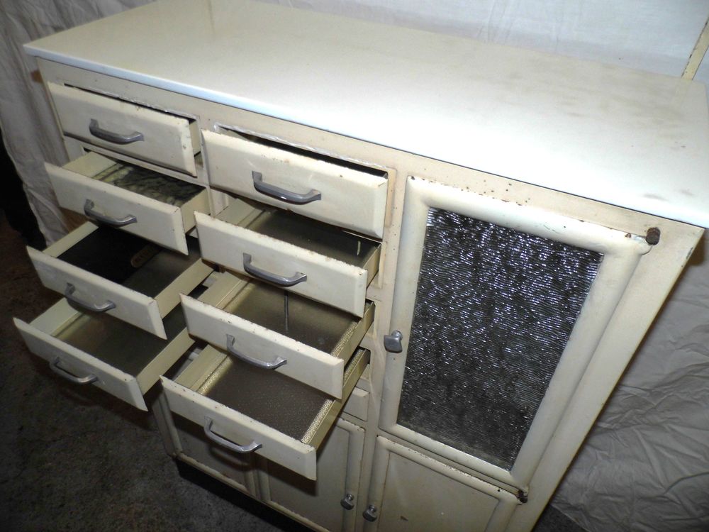 Meuble de m&eacute;tier dentiste hopital ann&eacute;es 50 armoire pharmacie vintage design XX&egrave;me siecle Meubles