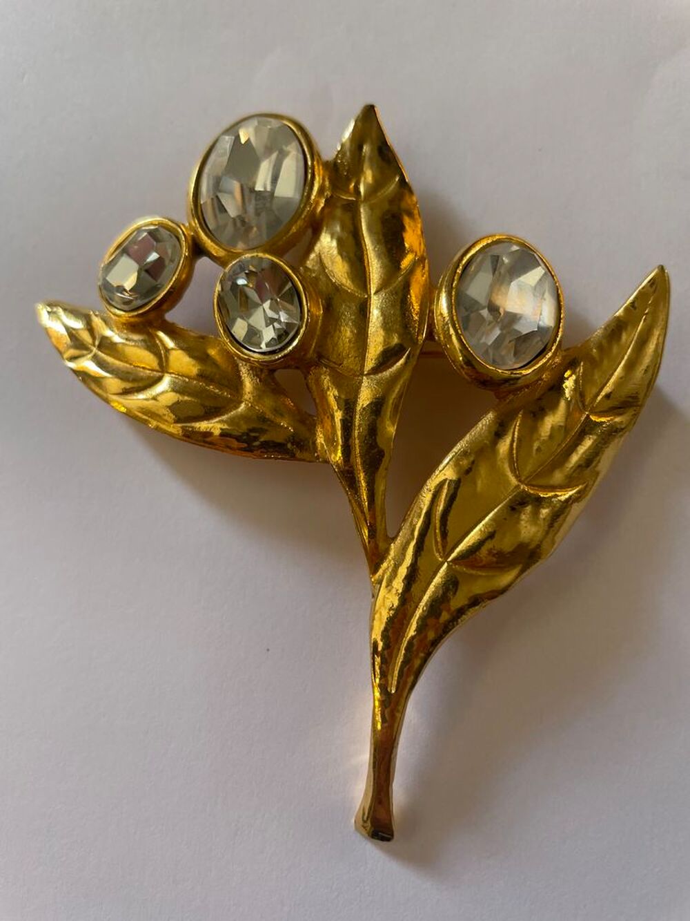 Broche dor&eacute;e feuille d'olivier strass crystal Ines Fressange Bijoux et montres