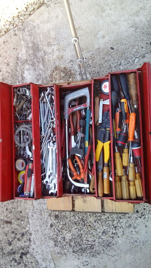 une caisse a outils remplie d'outils divers ; en bon état . Chaource (10)