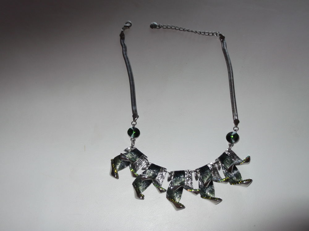 Collier fantaisie m&eacute;tal et pierres vertes Bijoux et montres
