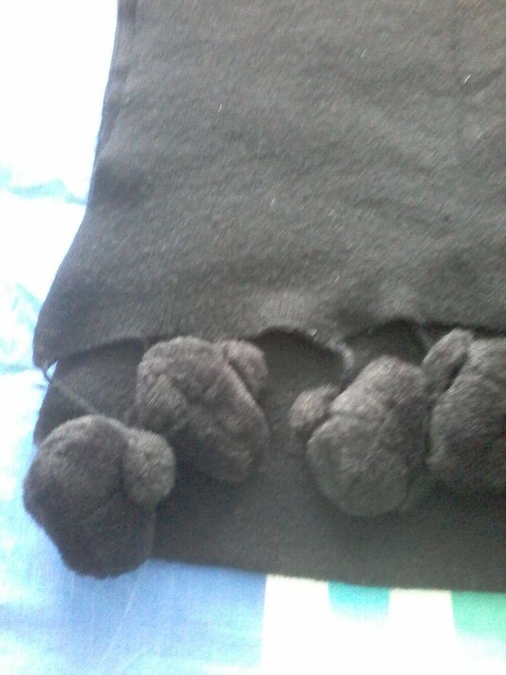 &Eacute;charpe en laine avec des pompon chien neuve pour offrir Maroquinerie