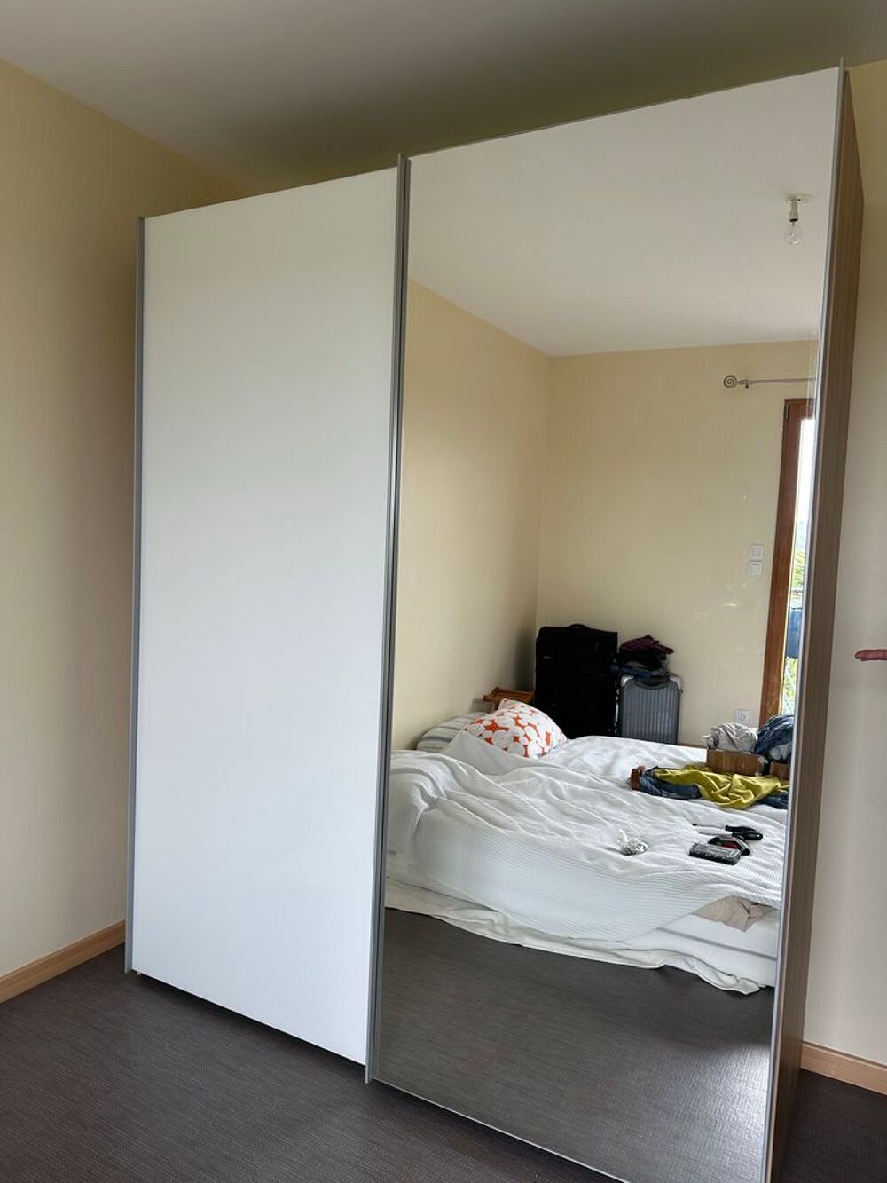 Belle armoire 3 portes avec miroir. Meubles