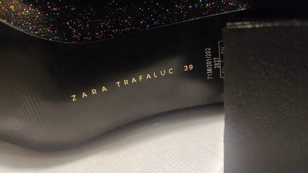 Bottines noires scintillantes toile lycra Zara. Chaussures