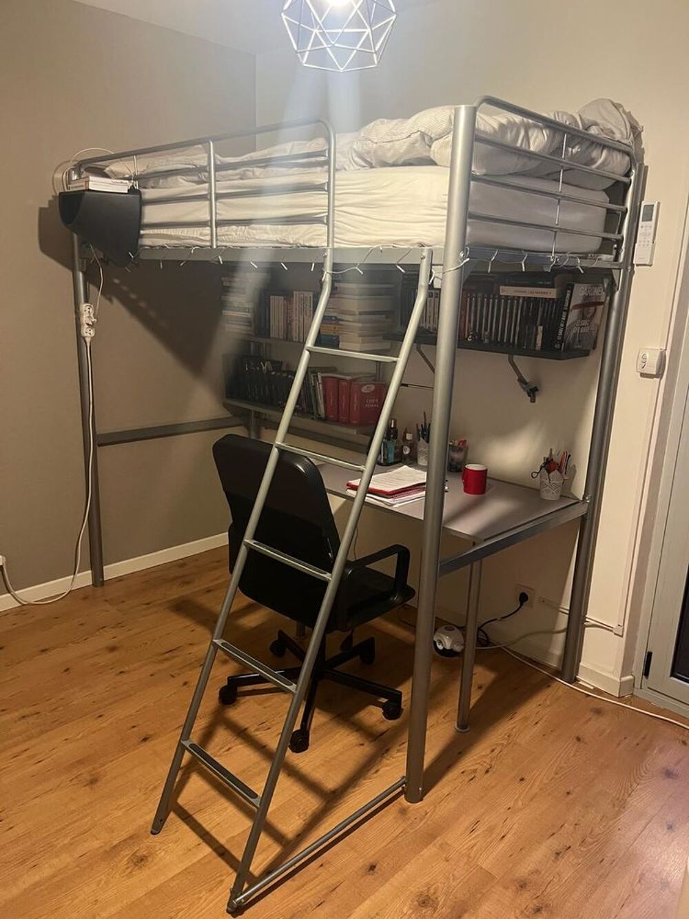  2 Lits mezzanine noir et gris 
Meubles