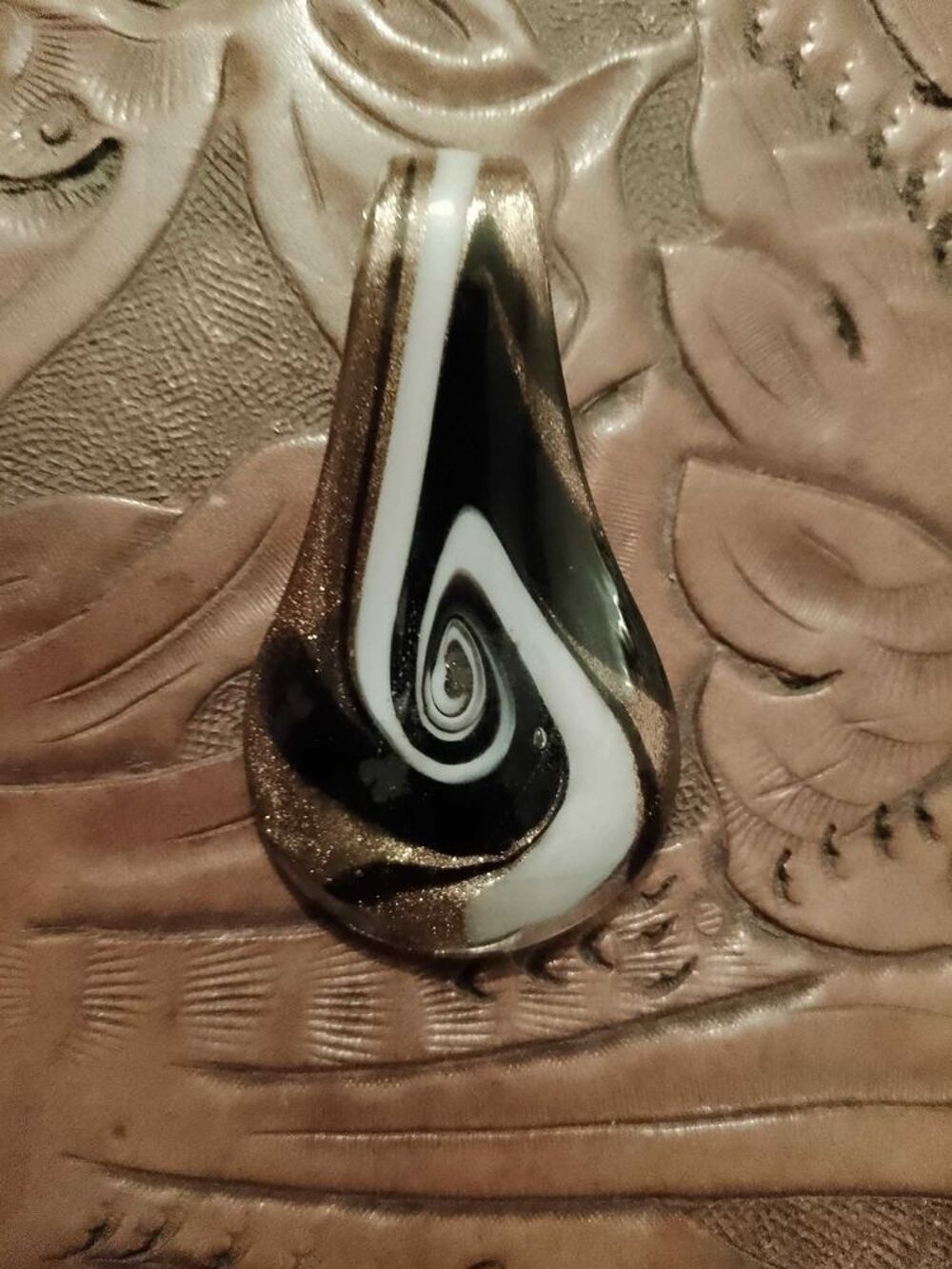 pendentif en verre dor&eacute; motif blanc/noir. Bijoux et montres