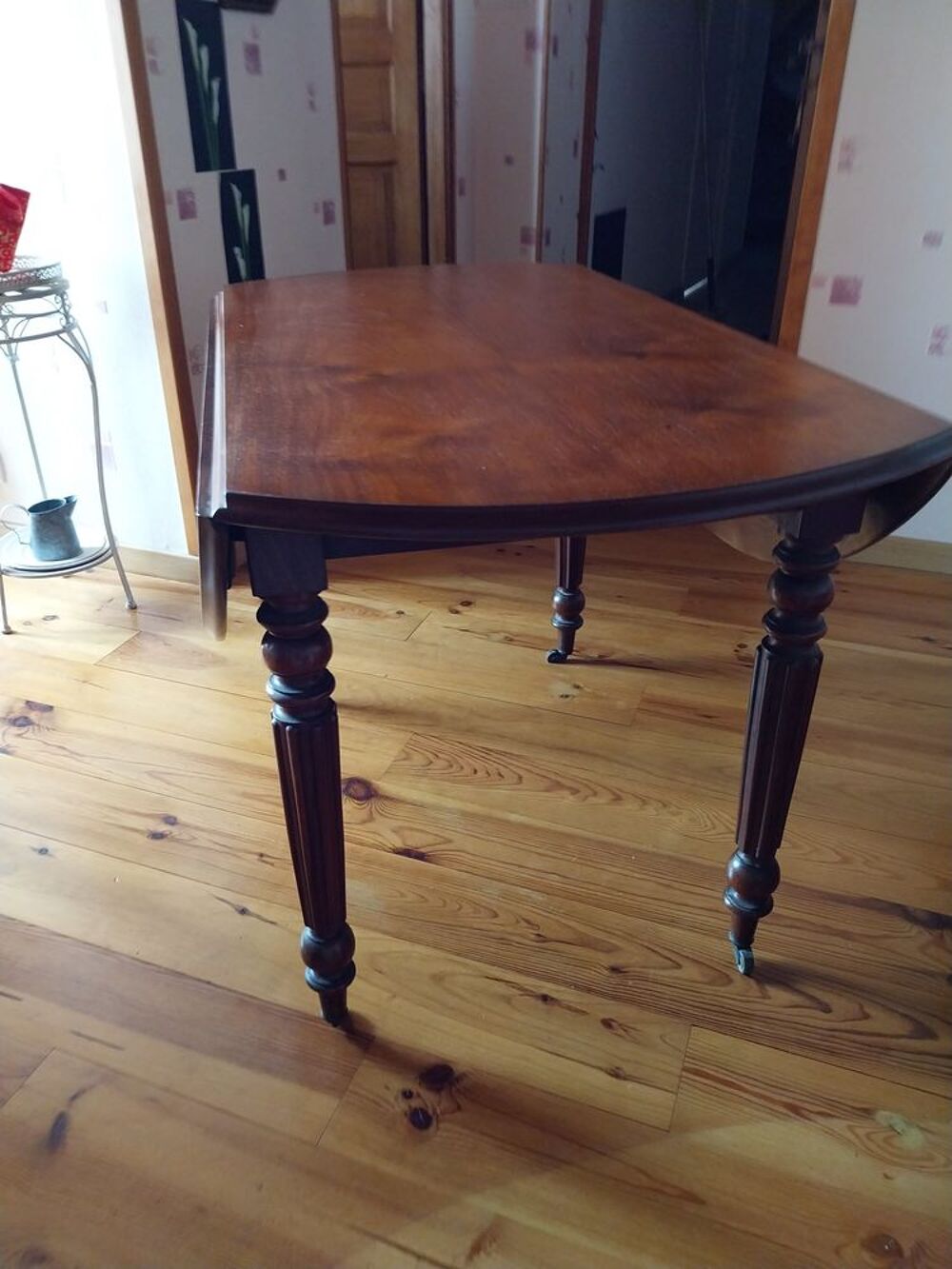 Table en merisier ronde avec cot&eacute;s rabattables.
Meubles