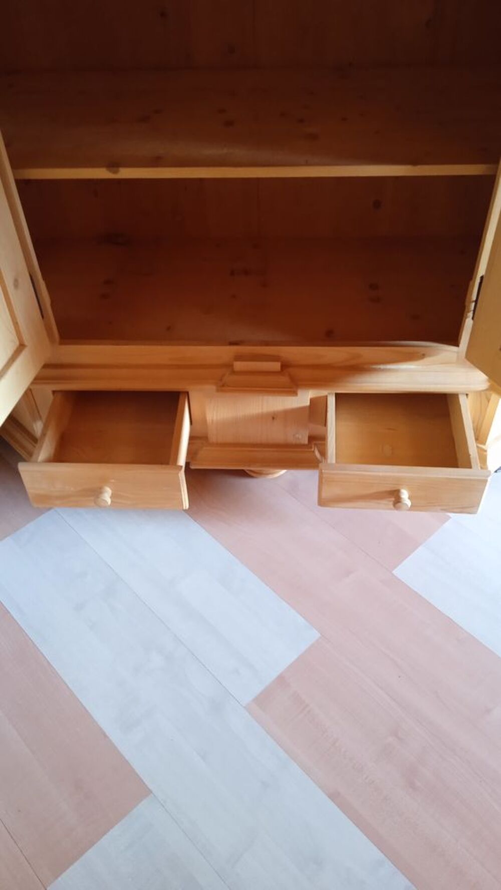 JOLI ARMOIRE EN PIN MASSIF Meubles