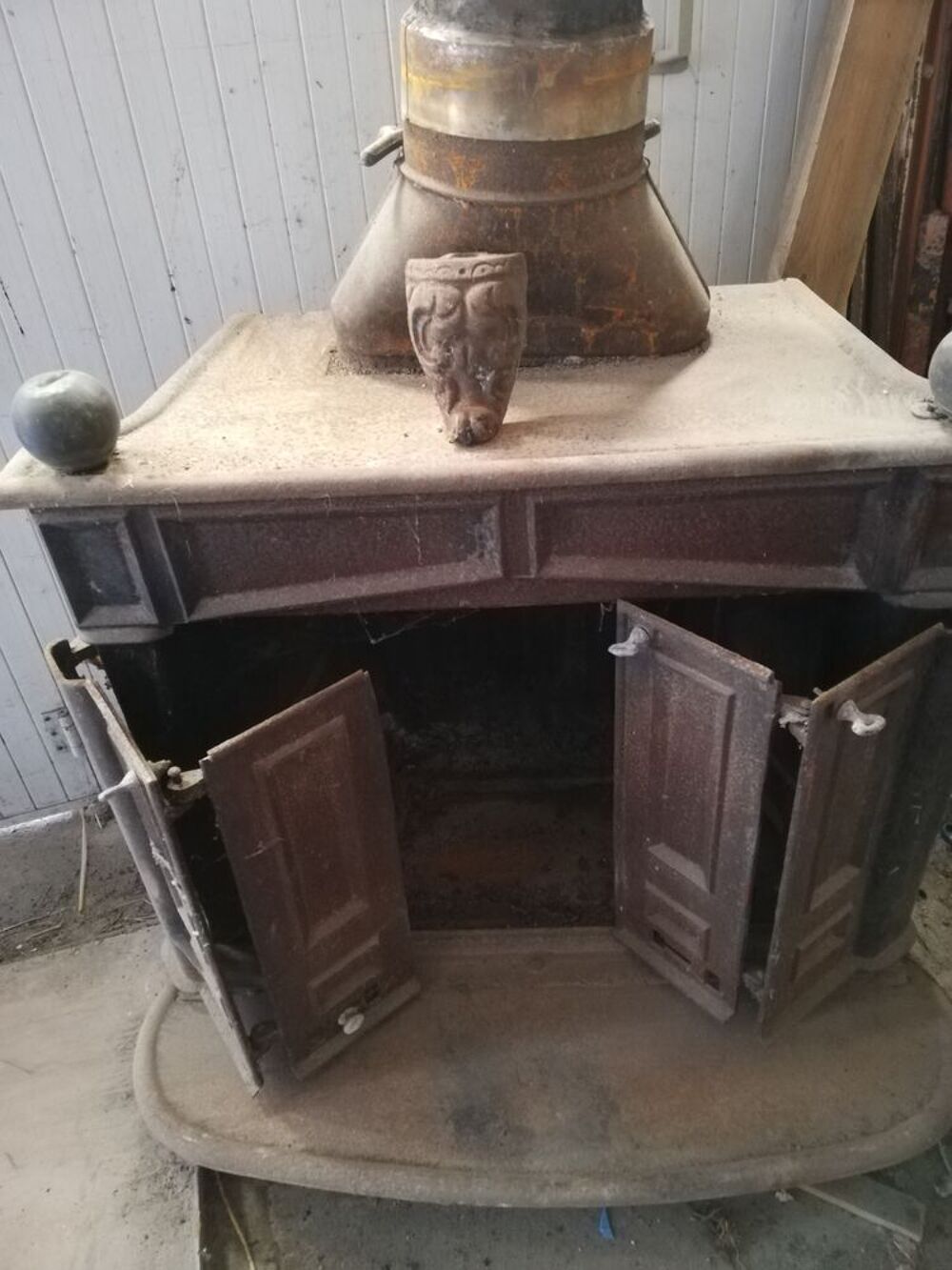  po&ecirc;le &agrave; bois en fonte de la marque Godin, mod&egrave;le Bricolage