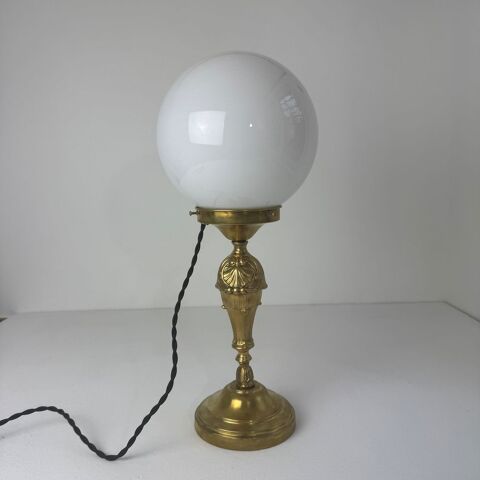Ancienne lampe � poser laiton et opaline vintage 75 Montreuil (93)