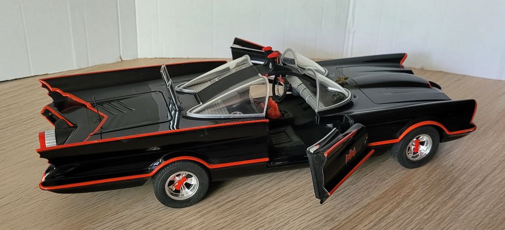 BATMOBILE 1966 HOT WHEELS 2007 1/18 neuve 