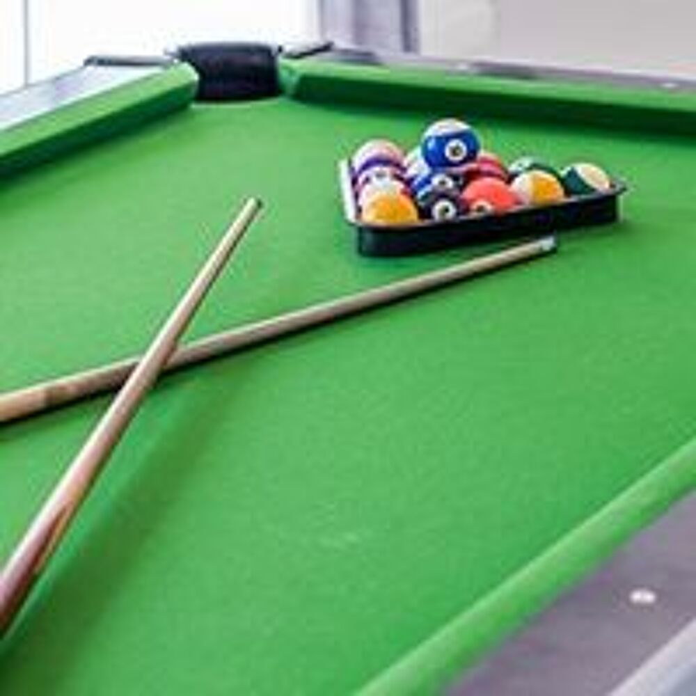 MAGNIFIQUE BILLARD EN BOIS ROUGE + PLATEAU EN MARBRE Jeux / jouets