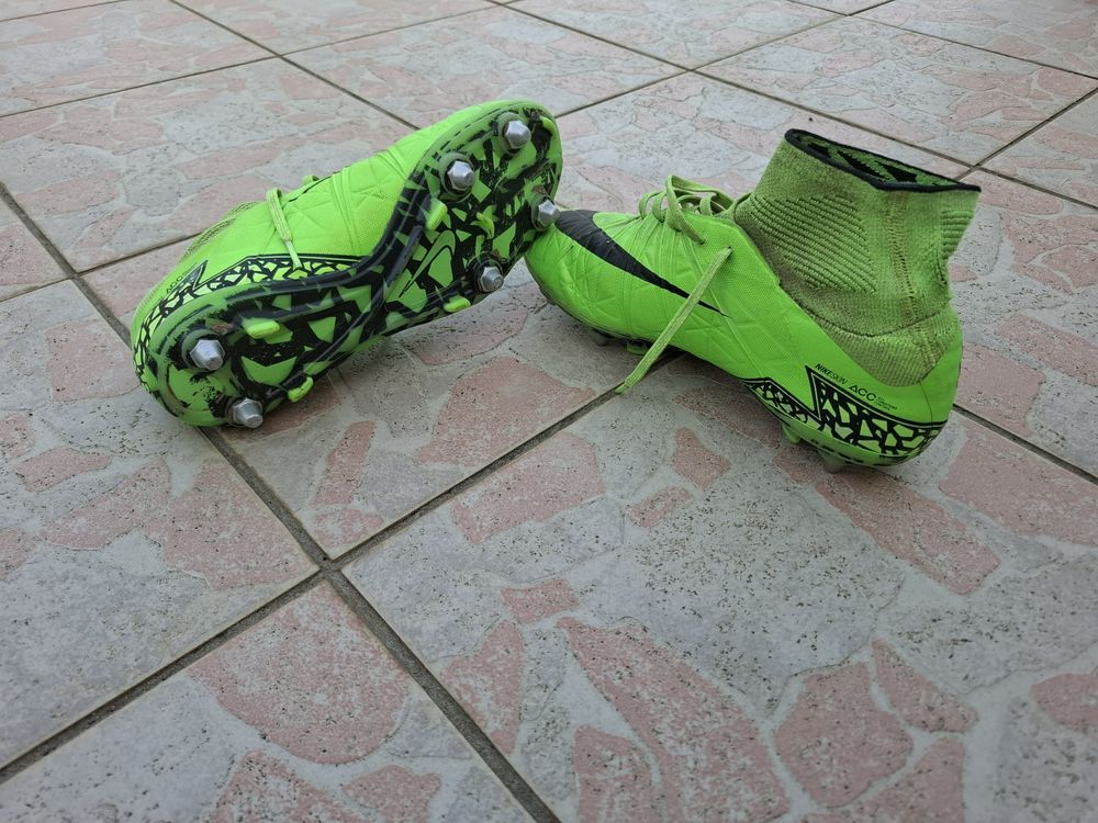 Chaussures de foot Nike crampons viss&eacute;s pointure 40 Chaussures