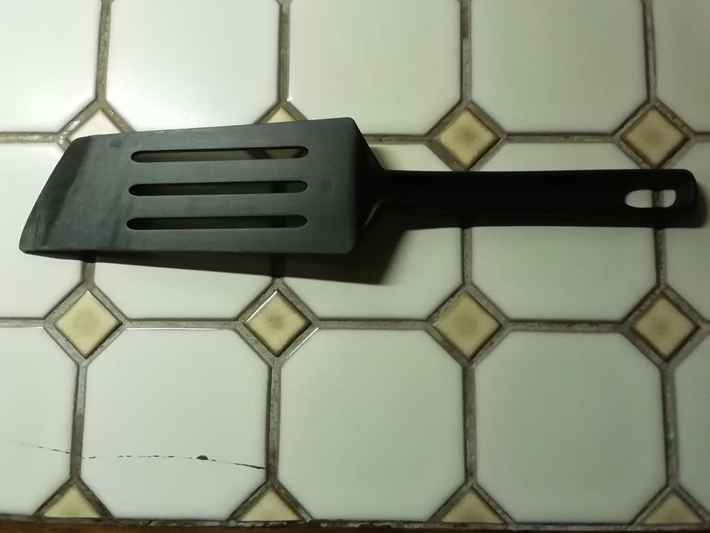 T&Eacute;FAL LONGUE SPATULE COURB&Eacute;E NOIRE Cuisine